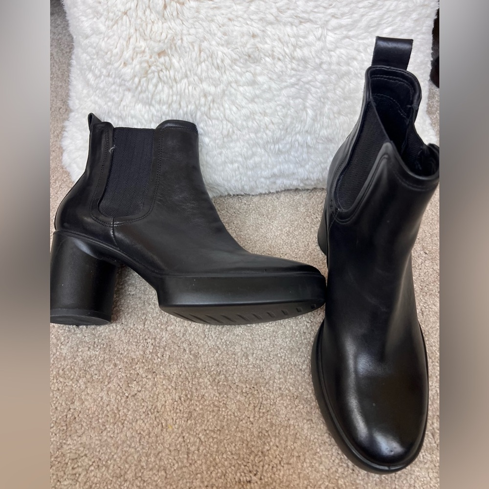 ECCO Women’s Black Leather Ankle Boots, Sz 8. / Size 39